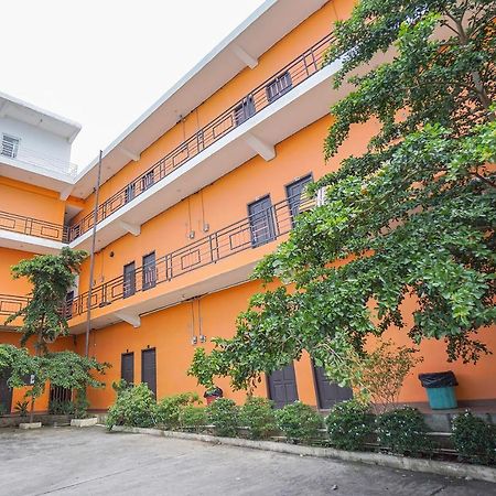 Super Oyo 2639 Oxy Townhouse Hotel Manado Exterior photo
